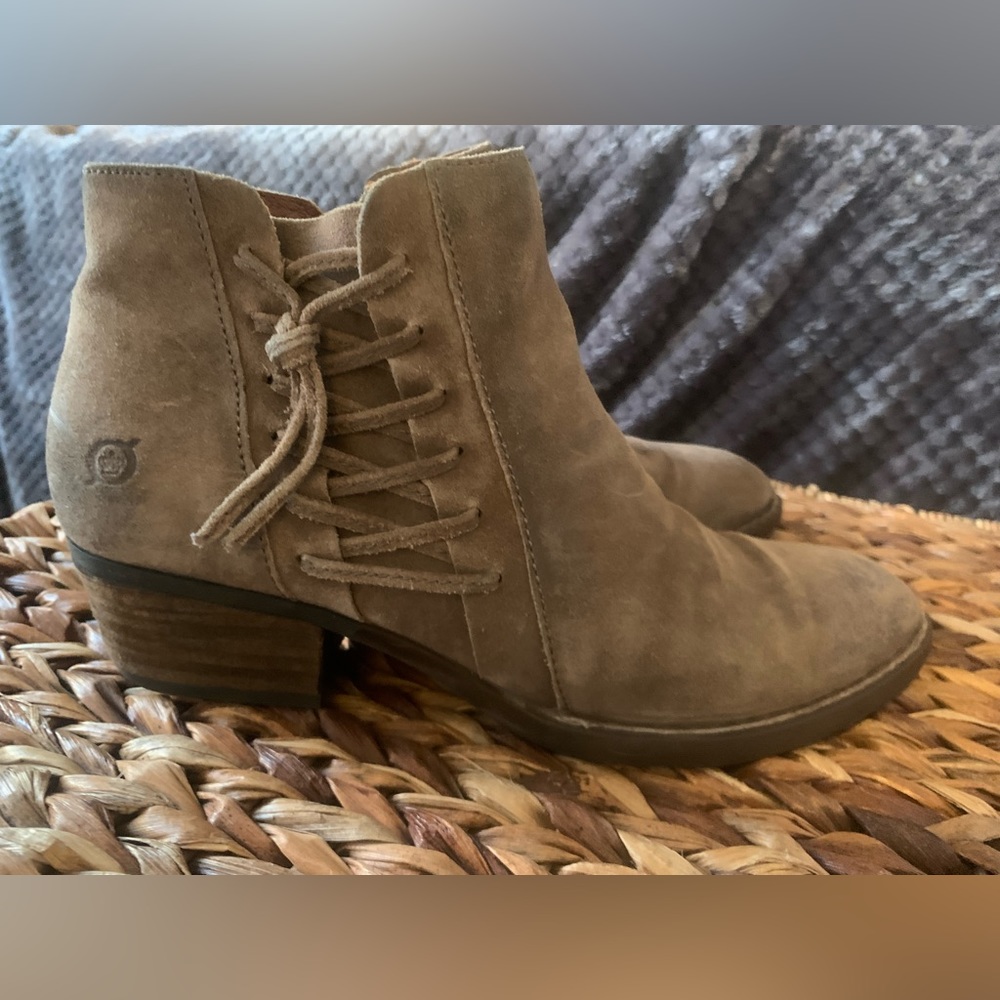 Bórn “Bessie” Booties in taupe distressed leather. Size 9.5 Medium.